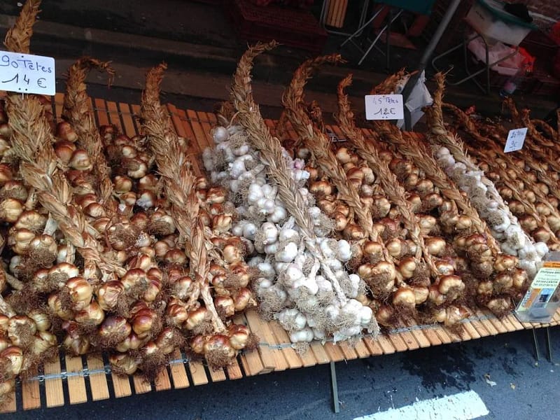 61c1e7a2 f2aa 4b93 af39 0821d517924b givet festivite foire oignons ail etalage stand 2013
